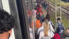 Increíble: varios pasajeros por las vías de Atocha tras una hora encerrados y con otro tren acercándose