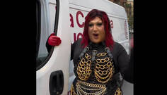 Una drag queen en furgoneta: el ‘arma’ de Yolanda Díaz para movilizar el voto el 12M