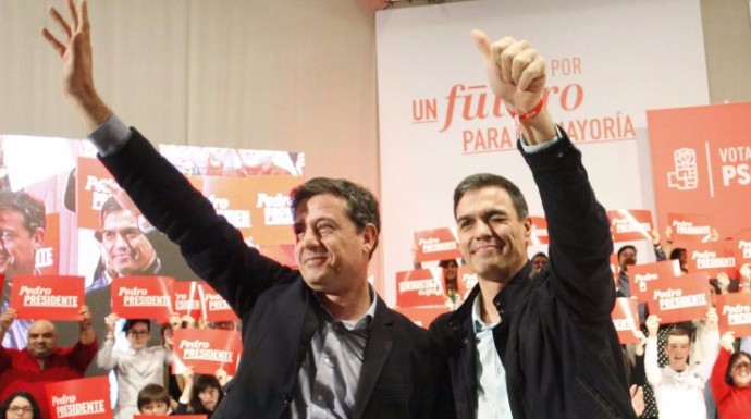 El líder del PSOE, Pedro Sánchez, junto al secretario general de los socialistas gallegos, José Ramón Gómez Besteiro.