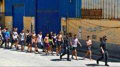 Decenas de menores entrando en Ceuta.