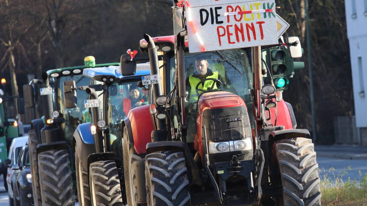 Agricultores alemanes protestan con sus tractores contra la decisión del Gobierno de Alemania de acabar con los subsidios al diésel.