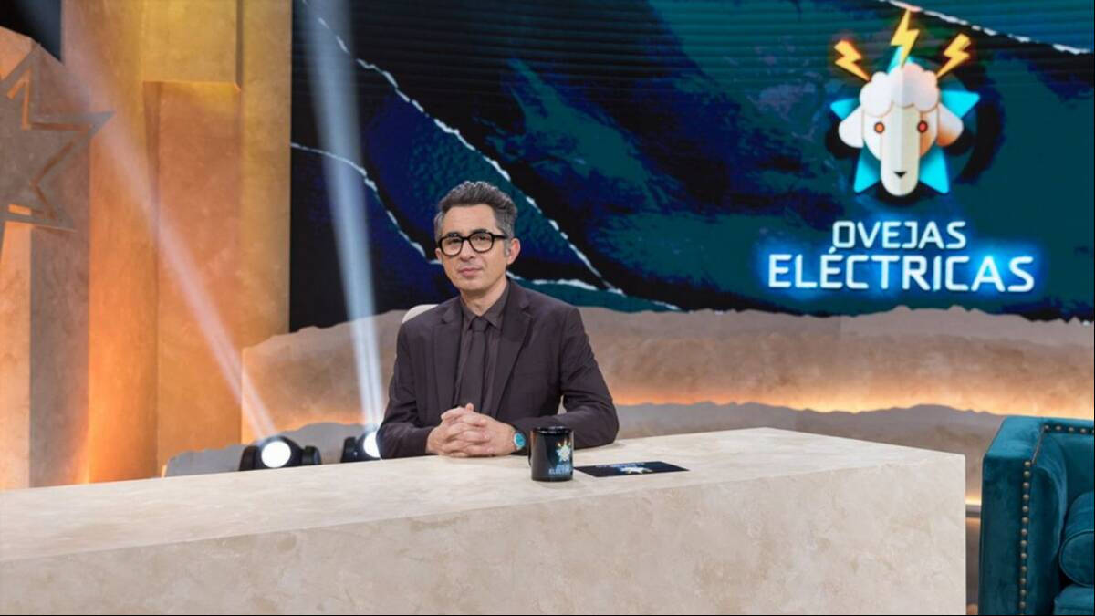 El humorista y presentador Berto Romero posa en el plató de su nuevo programa para La 2 de TVE: 'Ovejas eléctricas'. (FOTO: RTVE)