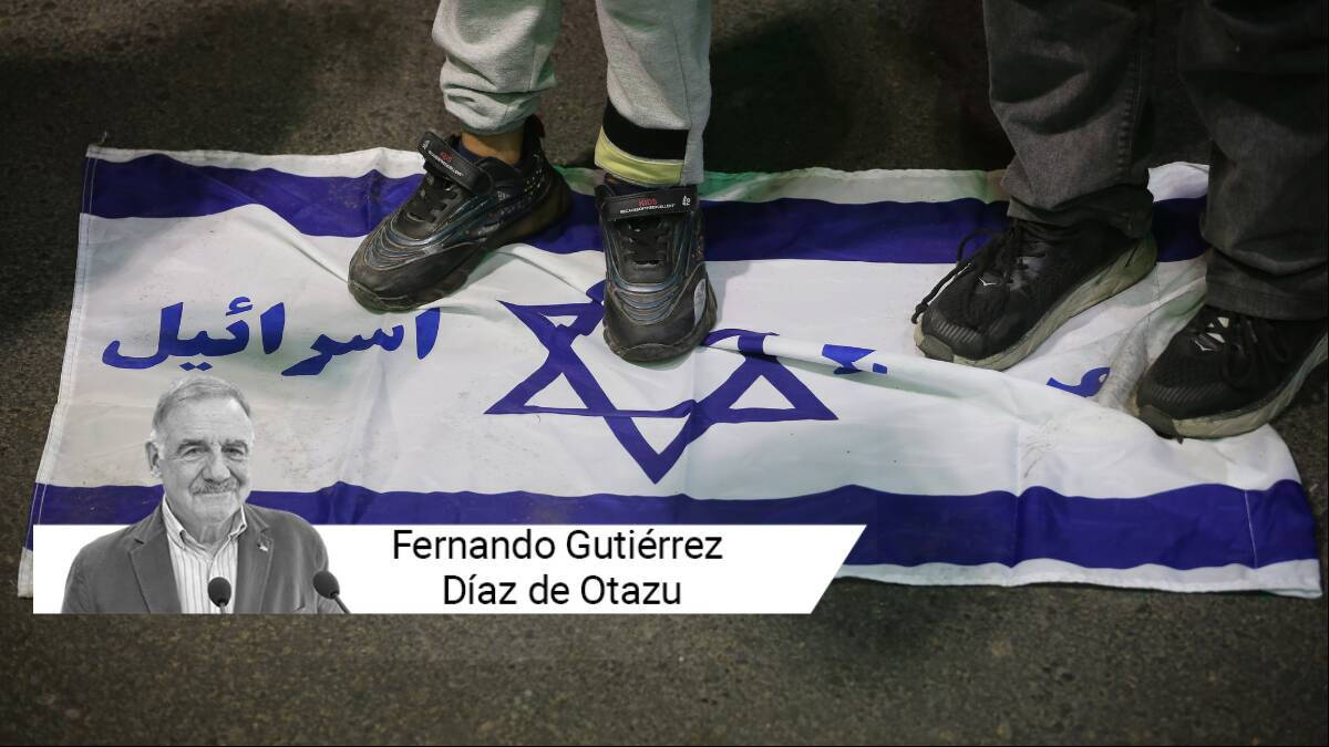 Dos niños en Irán pisan la bandera de Israel en una metáfora de lo que podría ser actualmente el conflicto bélico en Oriente Próximo.