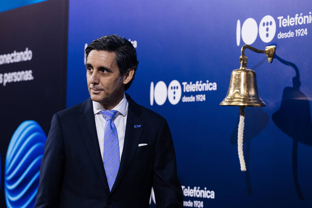 El presidente de Telefónica, José María Álvarez-Pallete, en el tradicional toque de campana en la Bolsa de Madrid con motivo de la celebración de los cien años de historia de Telefónica, 
