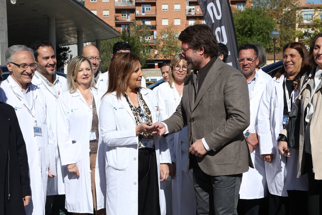 La gerente de asistencia sanitaria, Isabel Martiño y el director de comunicación de Nissan, Francesc Corberó 