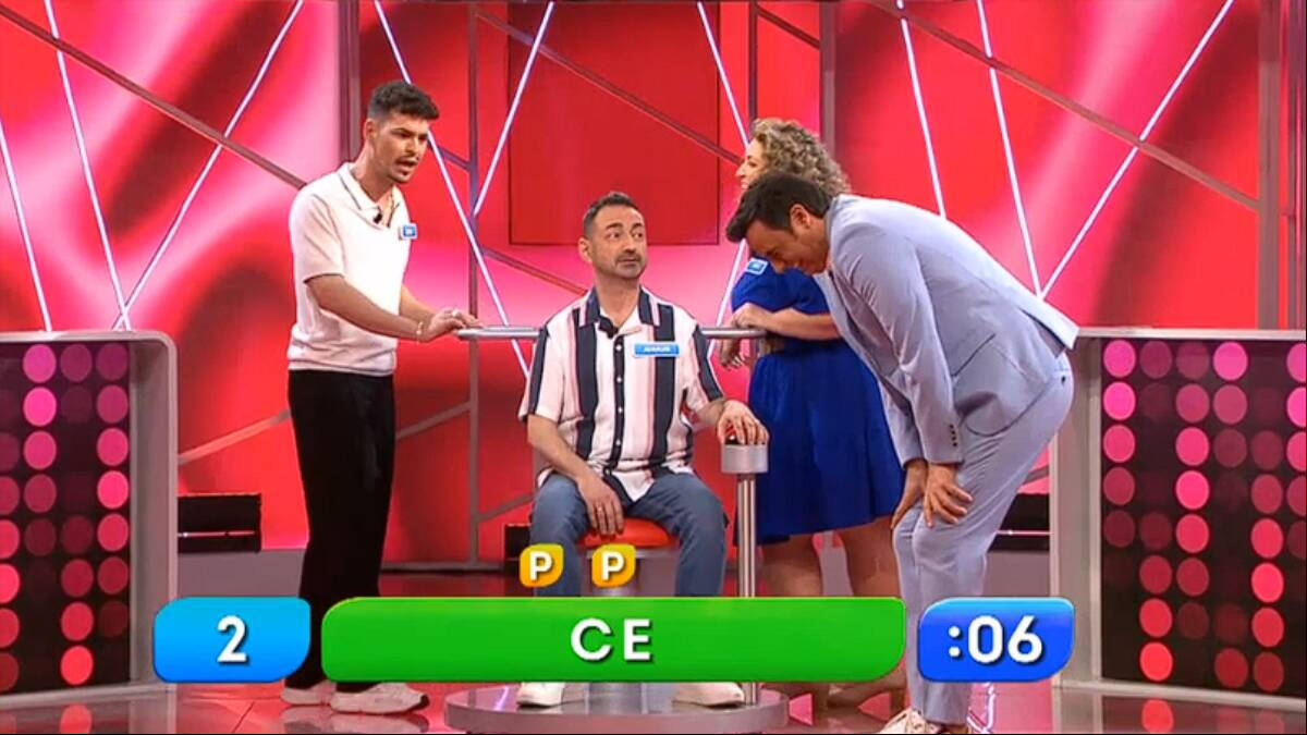 Ion Aramendi no puede evitar la risa ante los errores de estos concursantes de 'Reacción en cadena'. (FOTO: Telecinco)