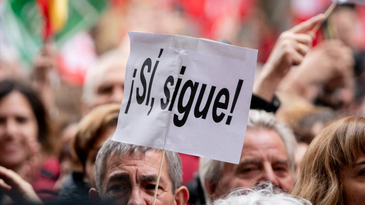 Un manifestante pide la continuidad de Sánchez el sábado. en Ferraz