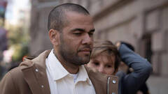 El público dicta sentencia contra Dani Alves a su llegada a los juzgados