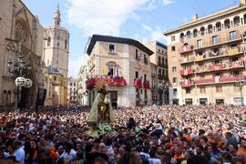 Miles de valencianos arropan a la Mare de Déu en un rápido y multitudinario traslado 