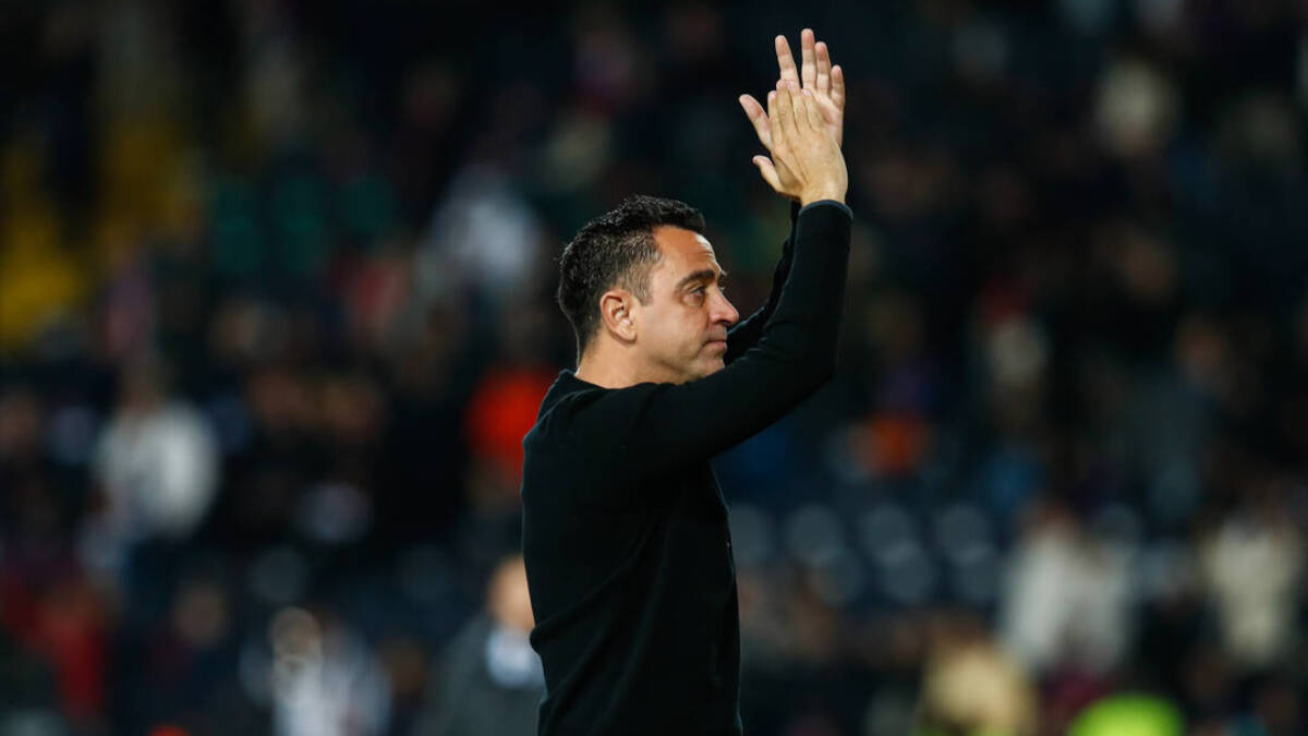 Xavi Hernández saluda al público tras la derrota ante el PSG